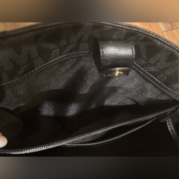 MICHAEL KORS BLACK Shoulder Bag EUC gold MK pendant - Picture 10 of 15